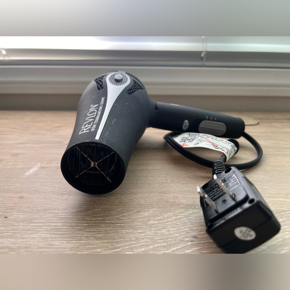 Revlon Black Hair Dryer with Attachments - Picture 3 of 10